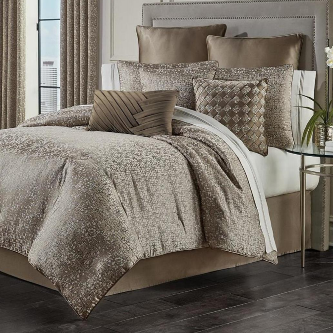 Crackle eyes Macy’s comforter set/duvet